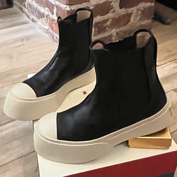 Black Leather Pablo Chelsea Boot - Picture 4 of 10